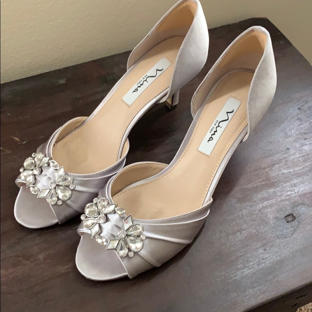 Woman’s Silver Kitten Heel Dress Shoe